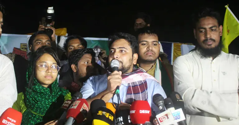 নওগাঁয় এনসিপির পদযাত্রায় বক্তব্য রাখছেন নাহিদ ইসলাম